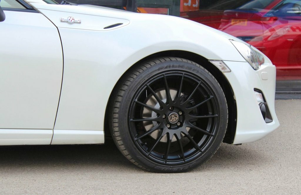 Toyota GT86 Coupe White #4
