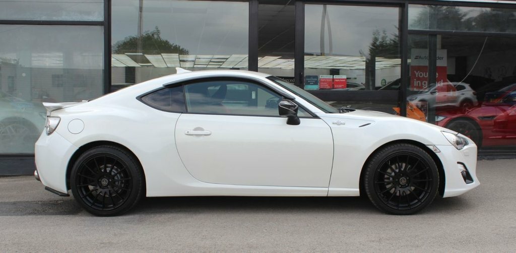 Toyota GT86 Coupe White #5