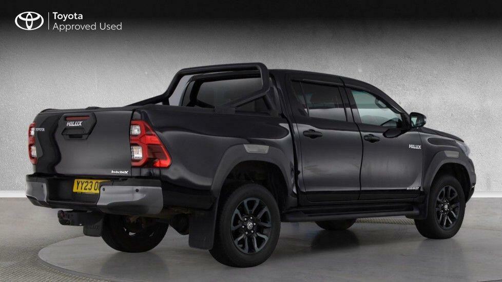 Toyota HILUX 2.8 D-4d Invincible X 4Wd Euro 6 Ss Black #3