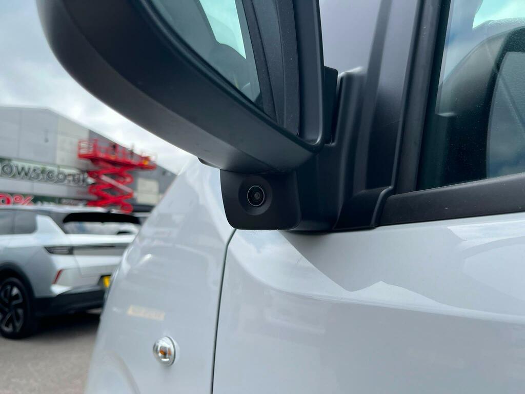 Vauxhall Vivaro Pro White #31