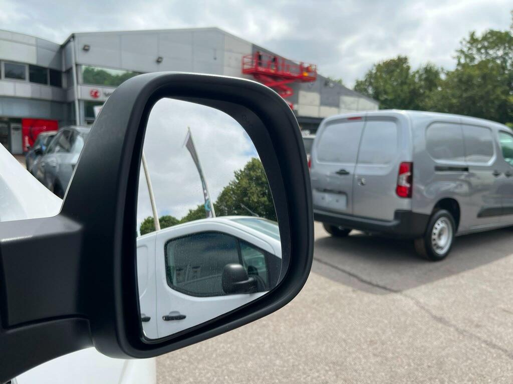 Vauxhall Vivaro Pro White #29