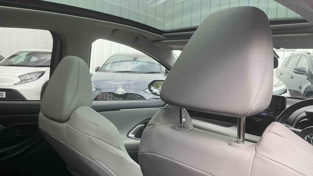 Toyota Yaris Active White #35