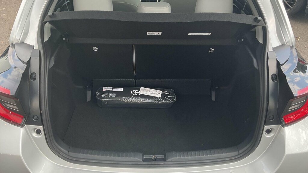 Toyota Yaris Active White #27