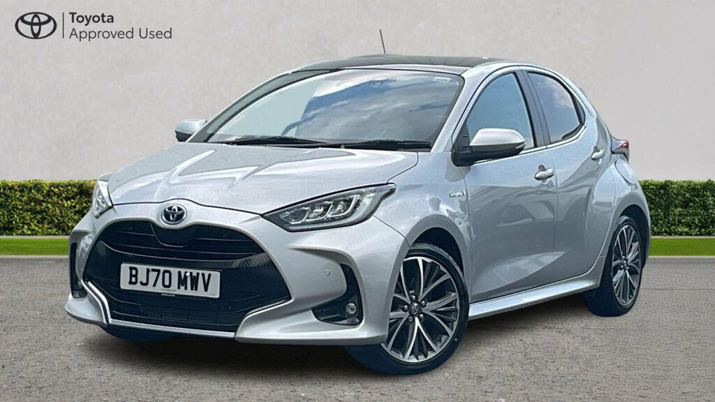 Toyota Yaris Active White #7