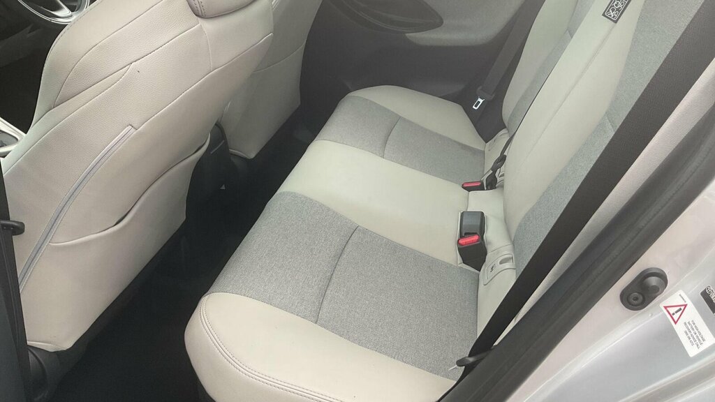 Toyota Yaris Active White #32