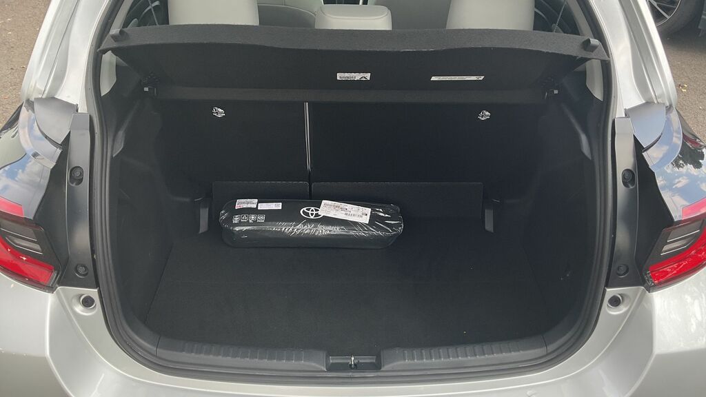 Toyota Yaris Active White #23