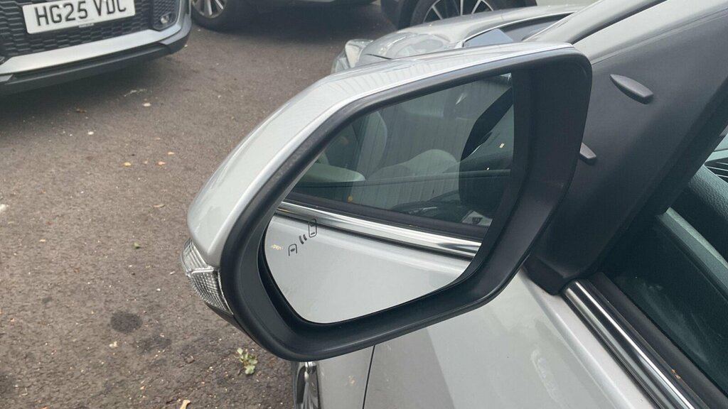 Toyota Yaris Active White #88
