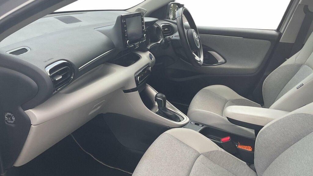 Toyota Yaris Active White #12