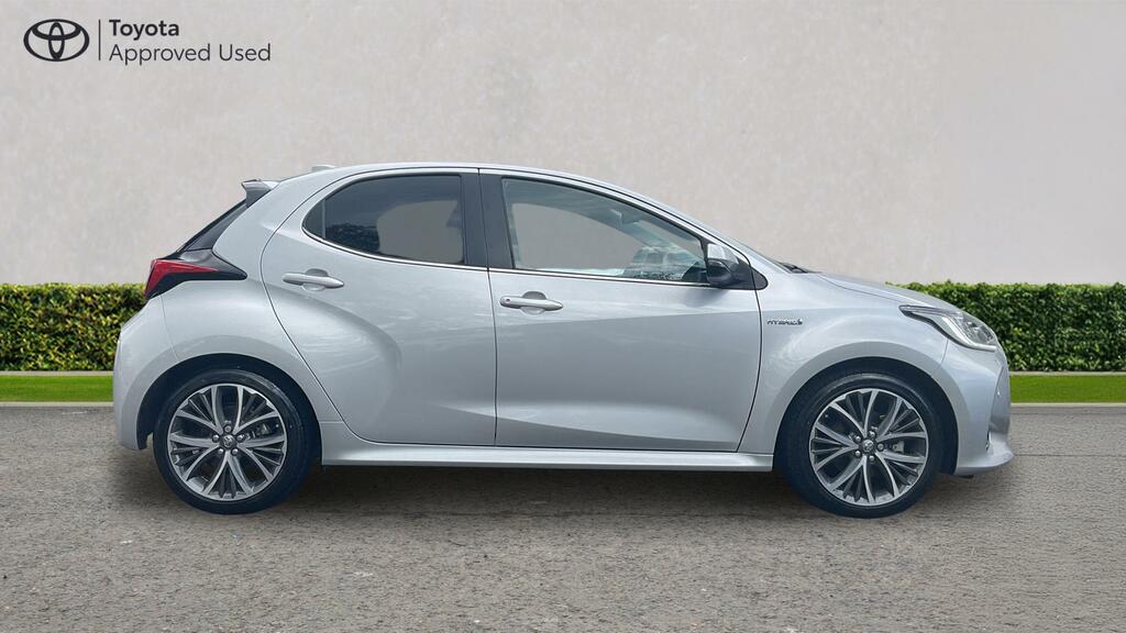 Toyota Yaris Active White #46