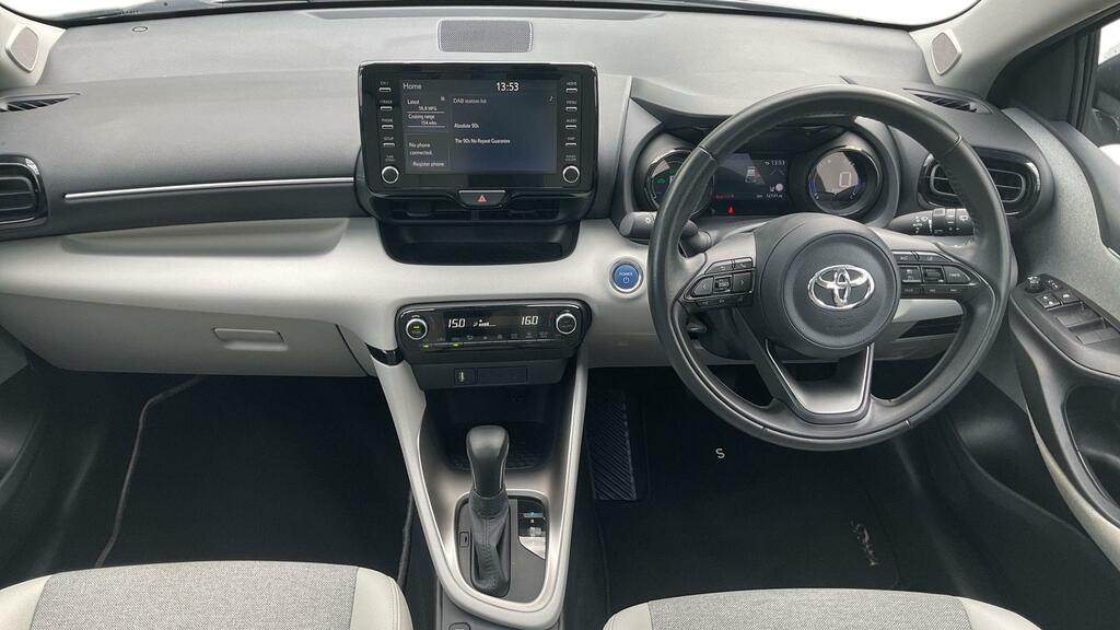 Toyota Yaris Active White #10