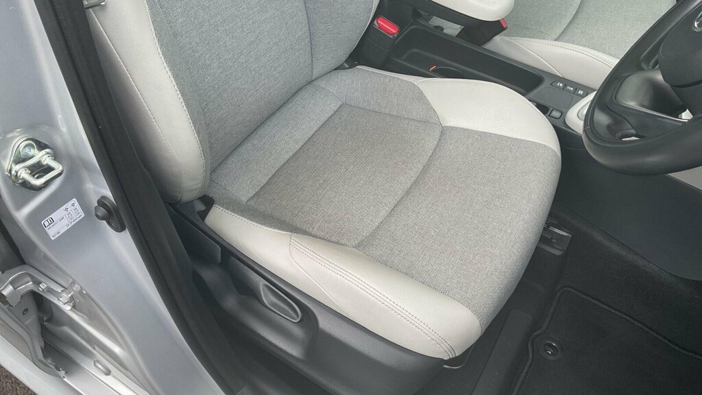 Toyota Yaris Active White #36