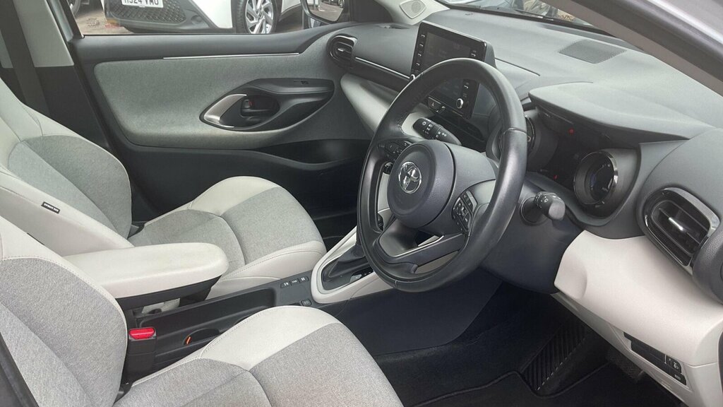 Toyota Yaris Active White #25