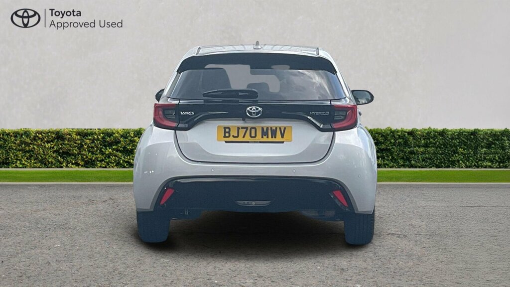 Toyota Yaris Active White #54