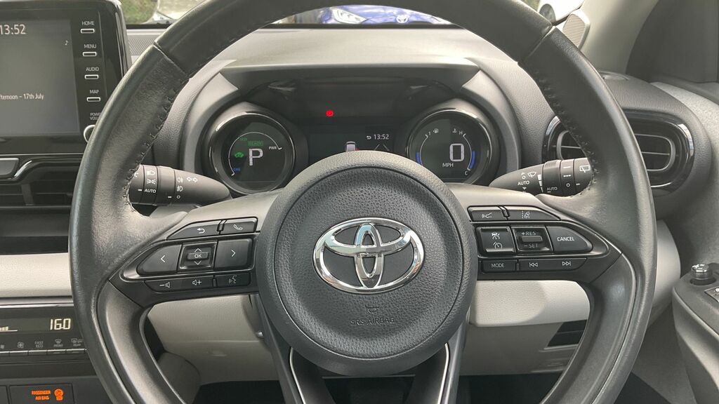 Toyota Yaris Active White #18
