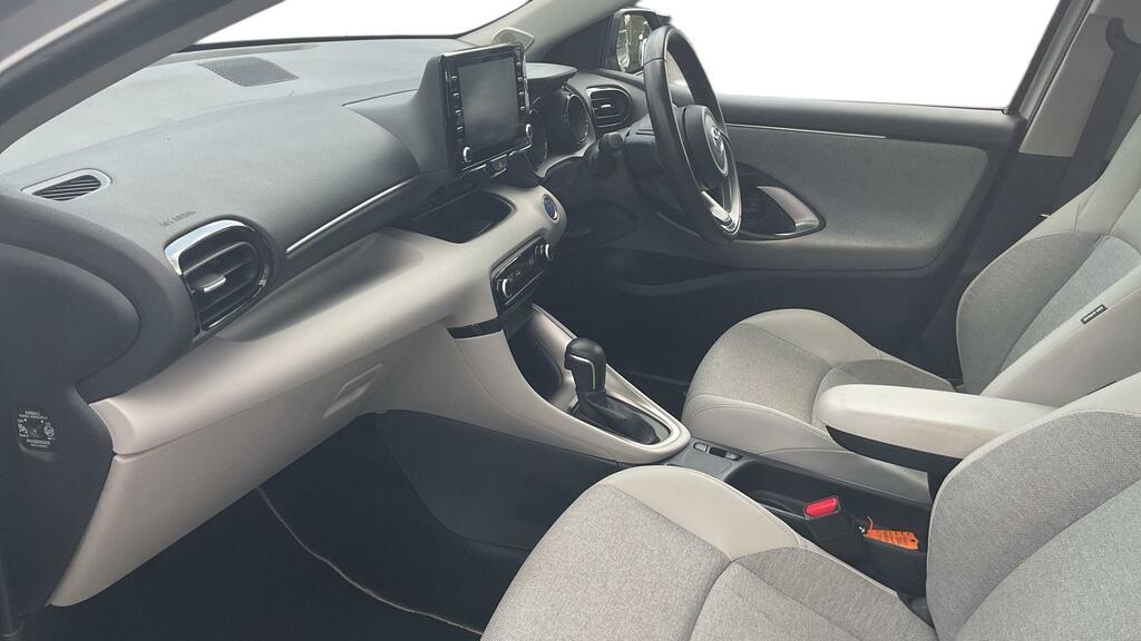 Toyota Yaris Active White #8