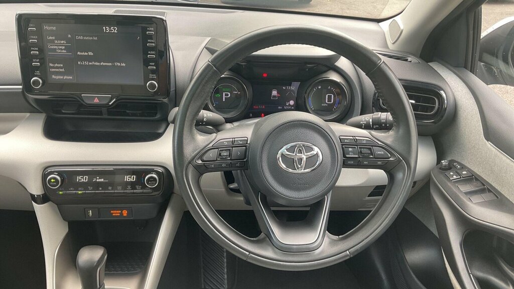 Toyota Yaris Active White #16