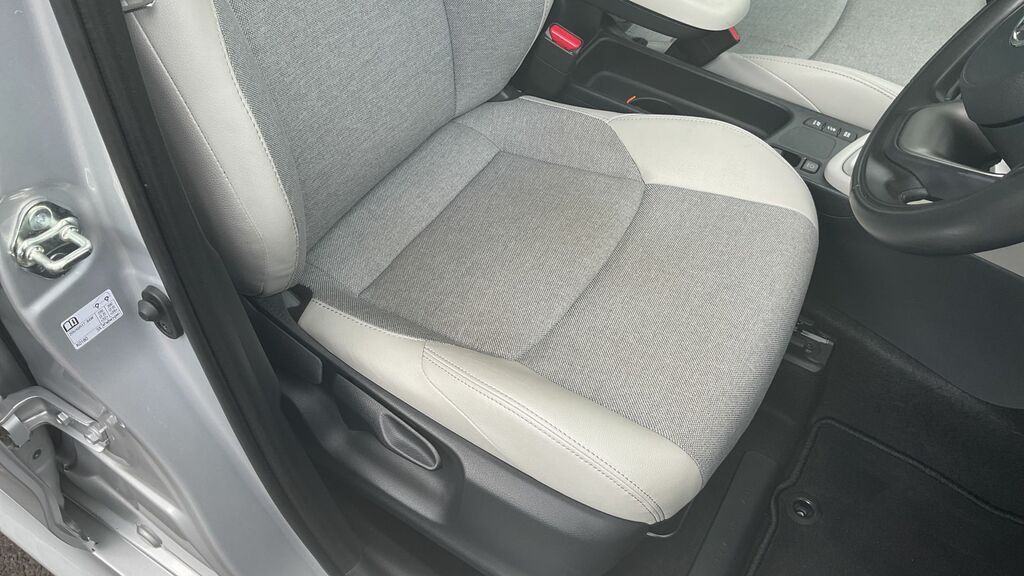 Toyota Yaris Active White #31