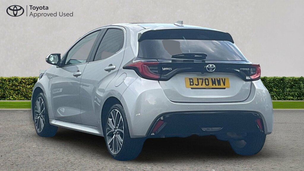 Toyota Yaris Active White #9
