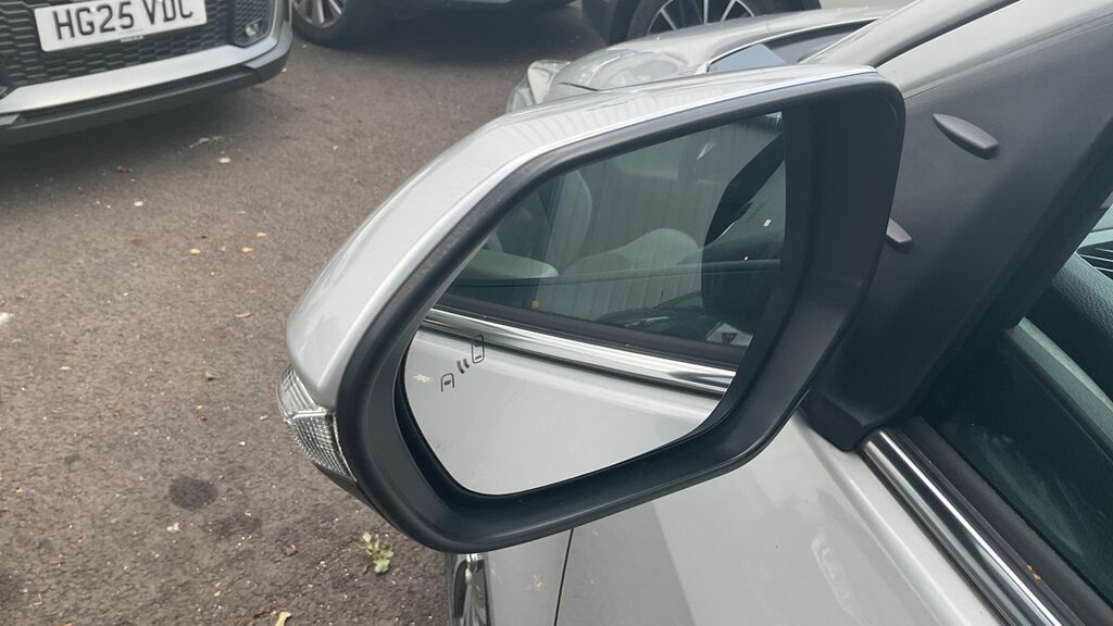 Toyota Yaris Active White #84