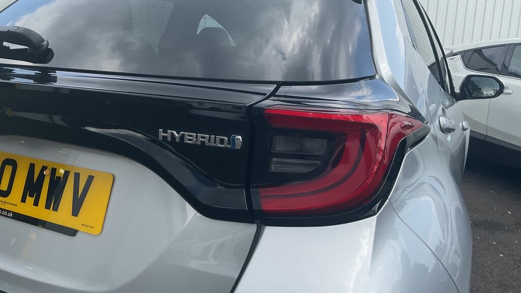 Toyota Yaris Active White #40