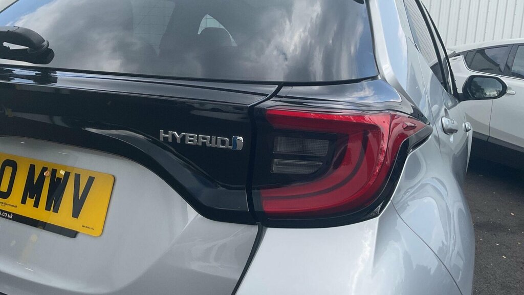 Toyota Yaris Active White #43