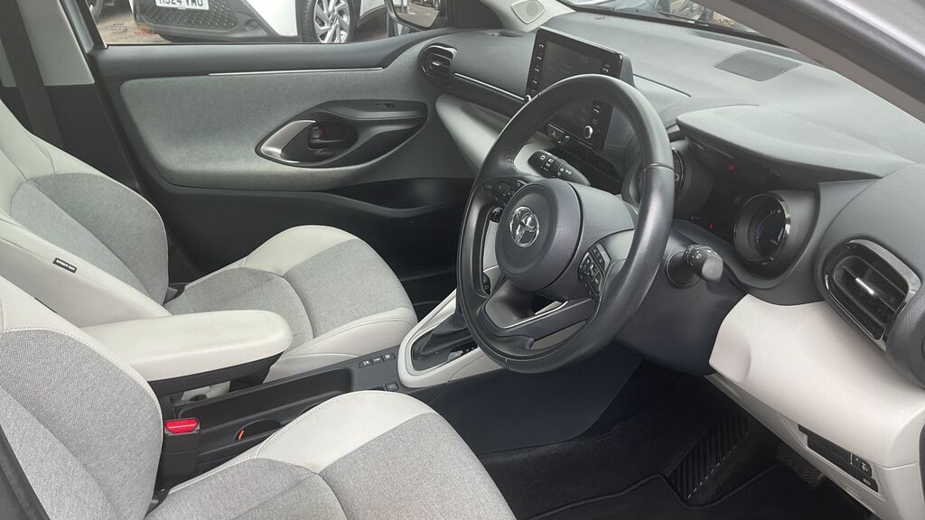 Toyota Yaris Active White #21