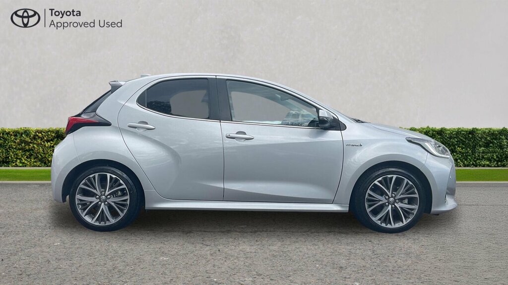 Toyota Yaris Active White #49