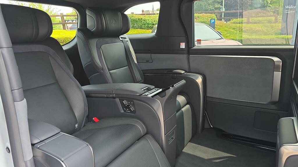 Lexus LM 350H 2.5 Takumi E-cvt 4 Seat  #8