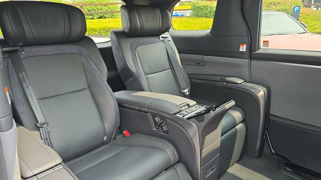Lexus LM 350H 2.5 Takumi E-cvt 4 Seat  #18