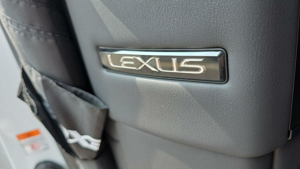 Lexus LM 350H 2.5 Takumi E-cvt 4 Seat  #29