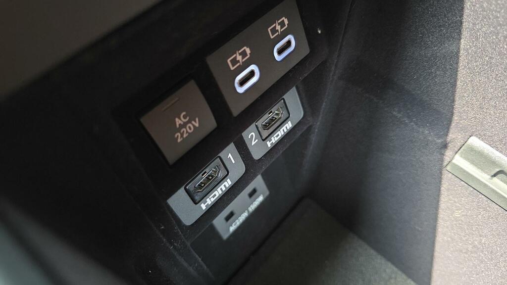 Lexus LM 350H 2.5 Takumi E-cvt 4 Seat  #37