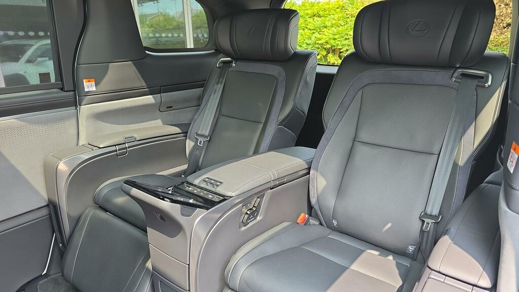 Lexus LM 350H 2.5 Takumi E-cvt 4 Seat  #15