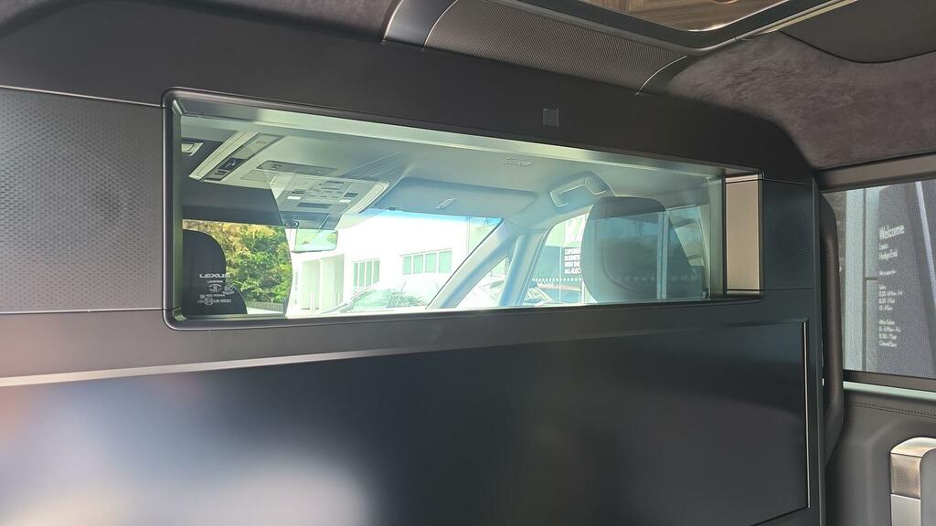 Lexus LM 350H 2.5 Takumi E-cvt 4 Seat  #35
