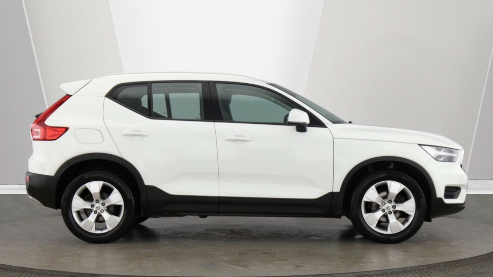 Volvo XC40 Momentum, T3 White #2