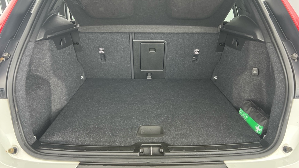 Volvo XC40 Momentum, T3 White #5