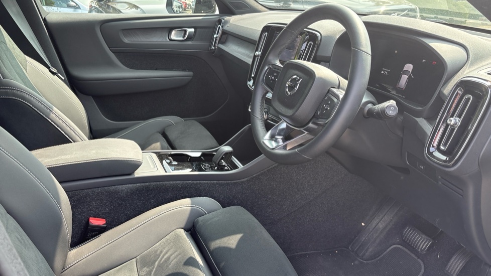 Volvo EX40 Black Edition Plus, Single Motor Extended Range, E Black #4