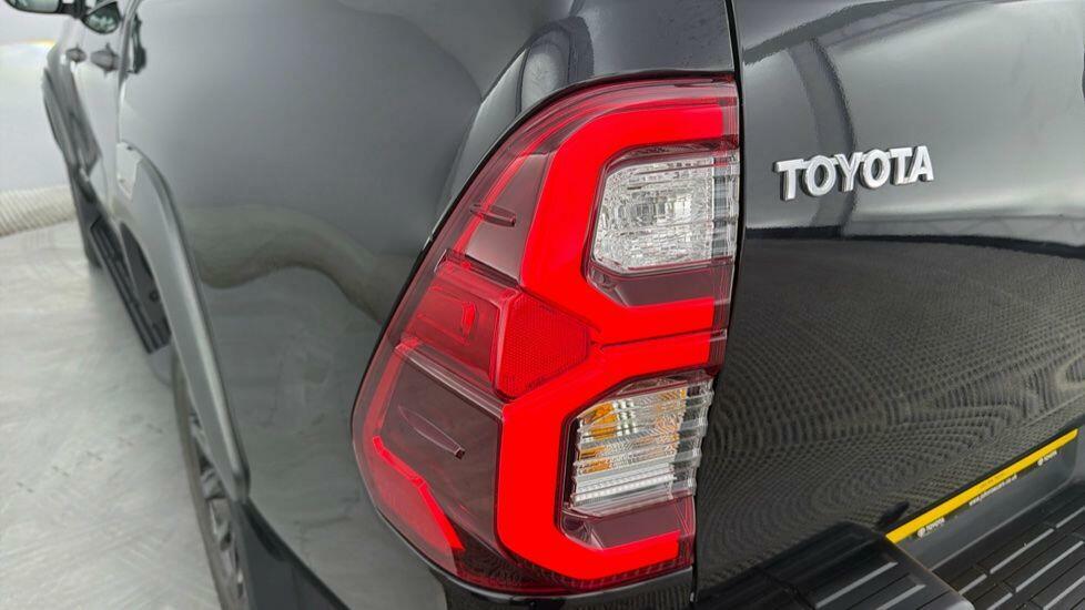 Toyota HILUX Gr Sport Dcab Pick Up 2.8 D-4d White #16