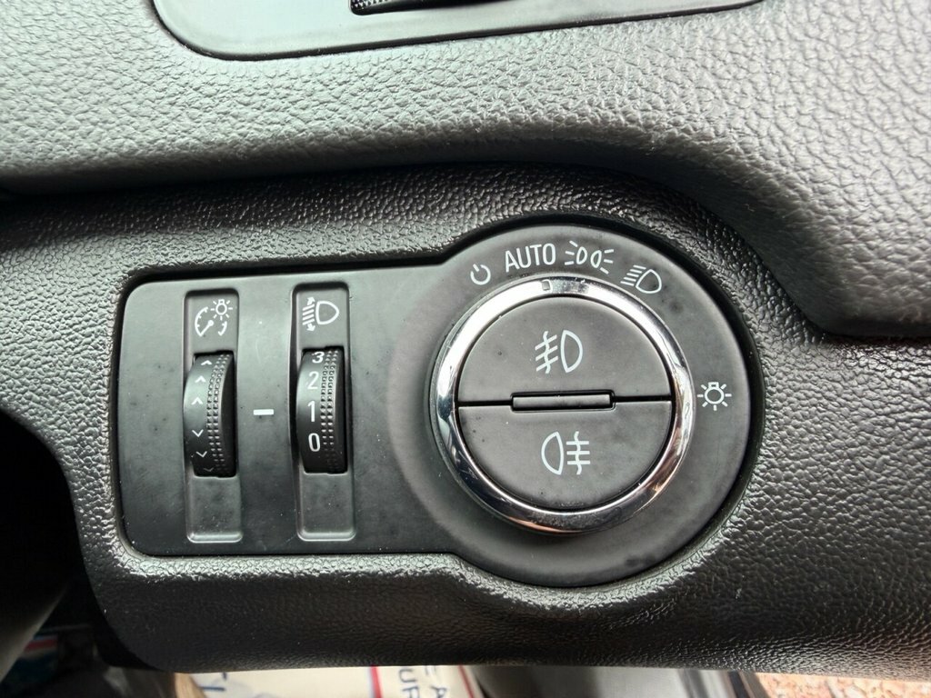 Vauxhall Insignia Sri Nav Cdti 5-Door White #32