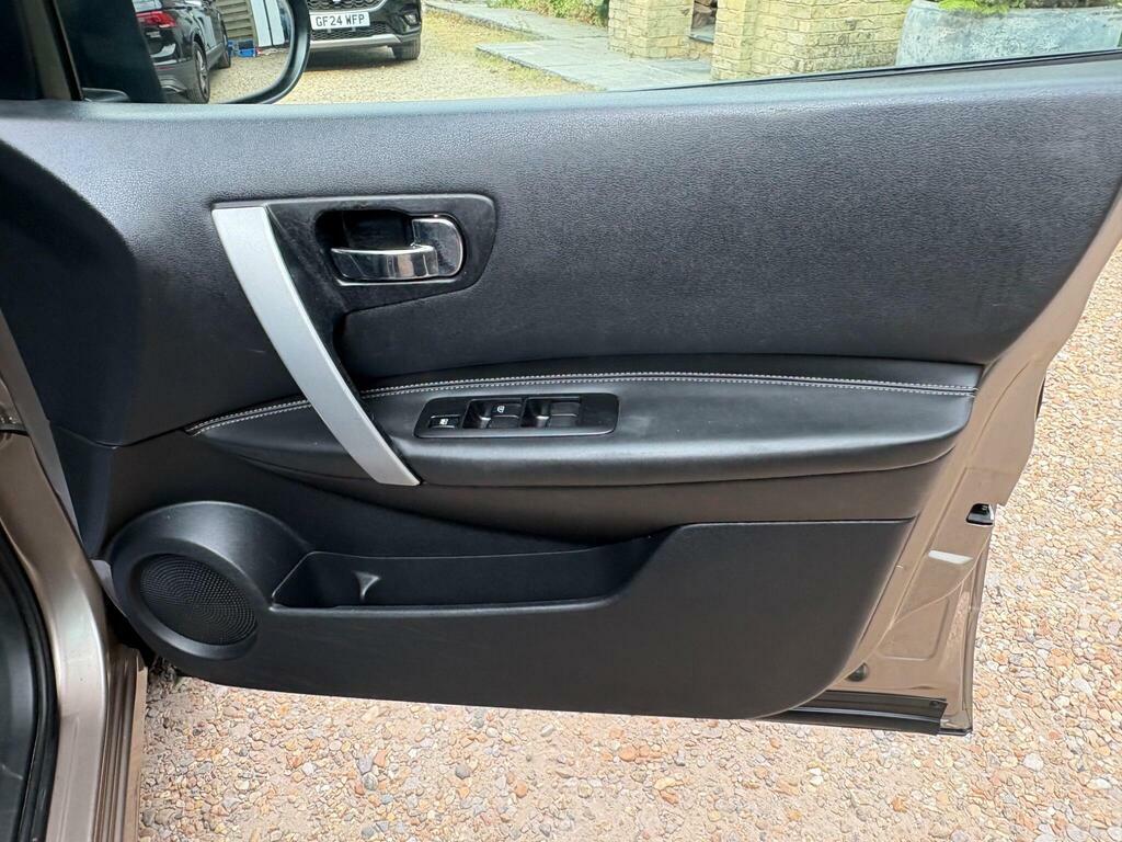 Nissan Qashqai Hatchback Black #32