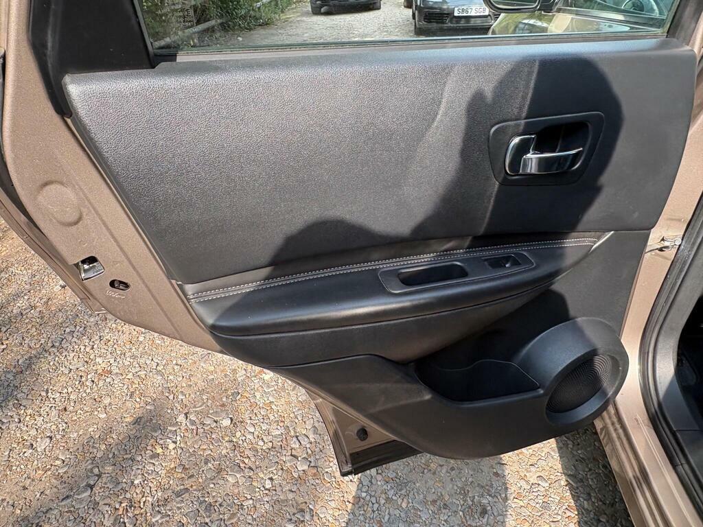 Nissan Qashqai Hatchback Black #30