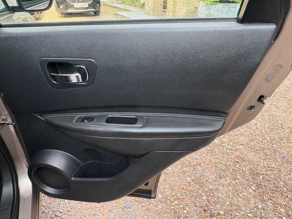 Nissan Qashqai Hatchback Black #31