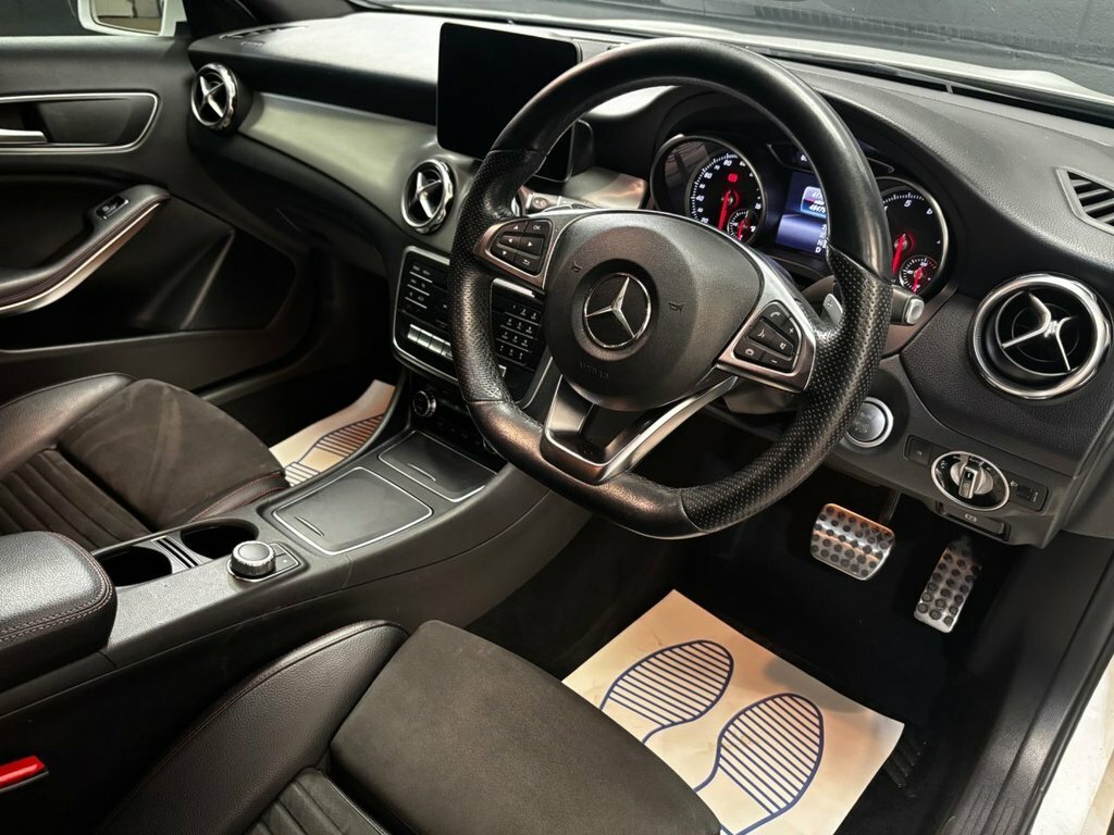 Mercedes-Benz GLA Class 1.6L Amg Line White #2