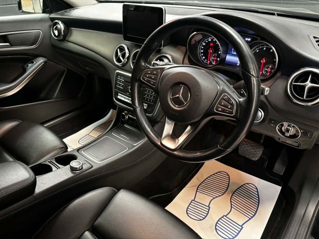 Mercedes-Benz GLA Class 1.6L Se Black #2