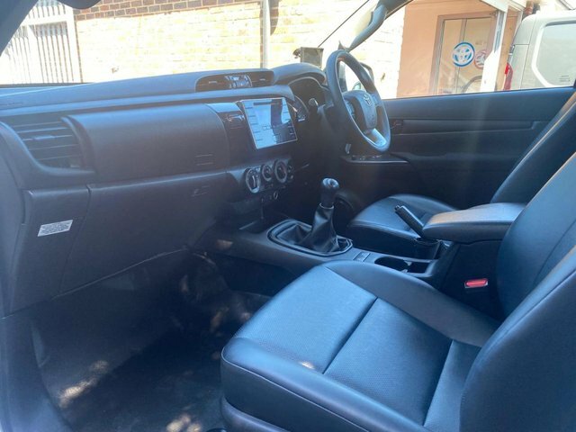 Toyota HILUX D-4d Active Pickup Extended White #18