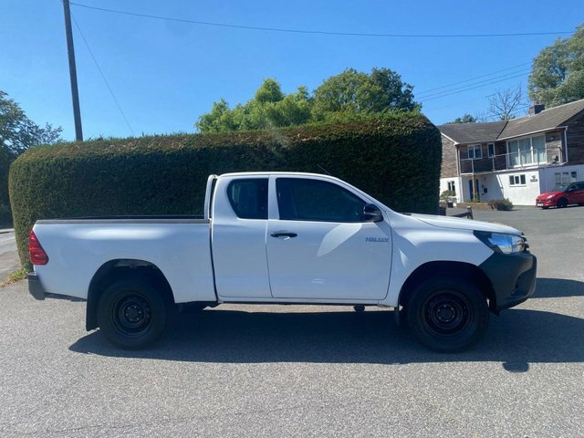 Toyota HILUX D-4d Active Pickup Extended White #9