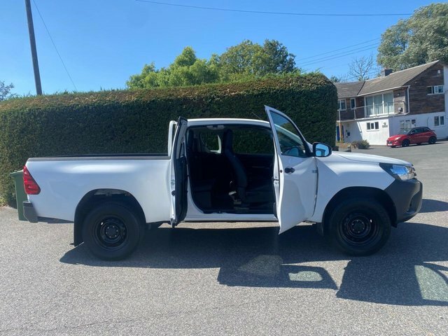 Toyota HILUX D-4d Active Pickup Extended White #10