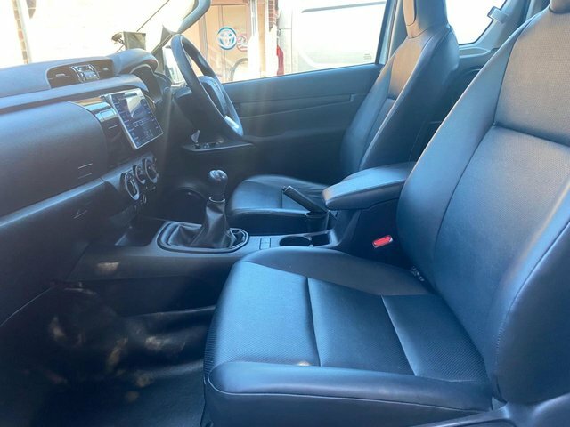 Toyota HILUX D-4d Active Pickup Extended White #17