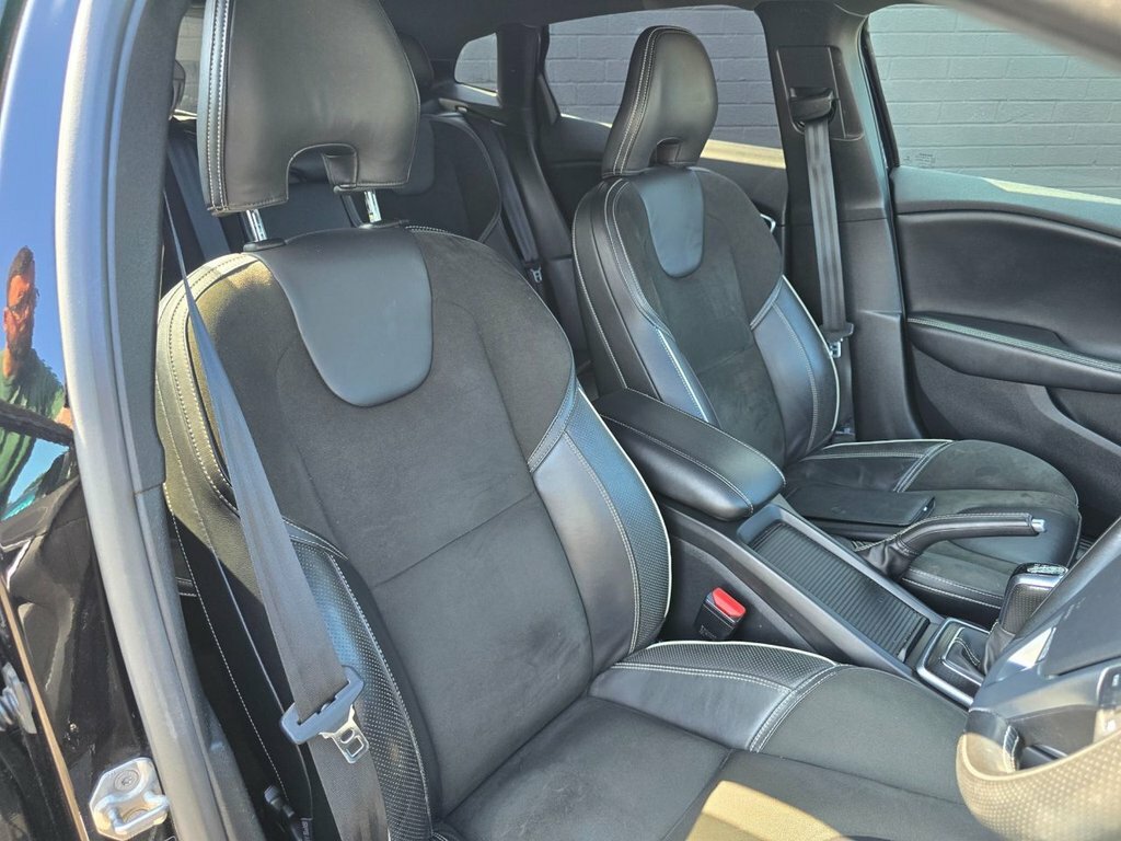 Volvo V40 2L R-design Nav Plus Black #2