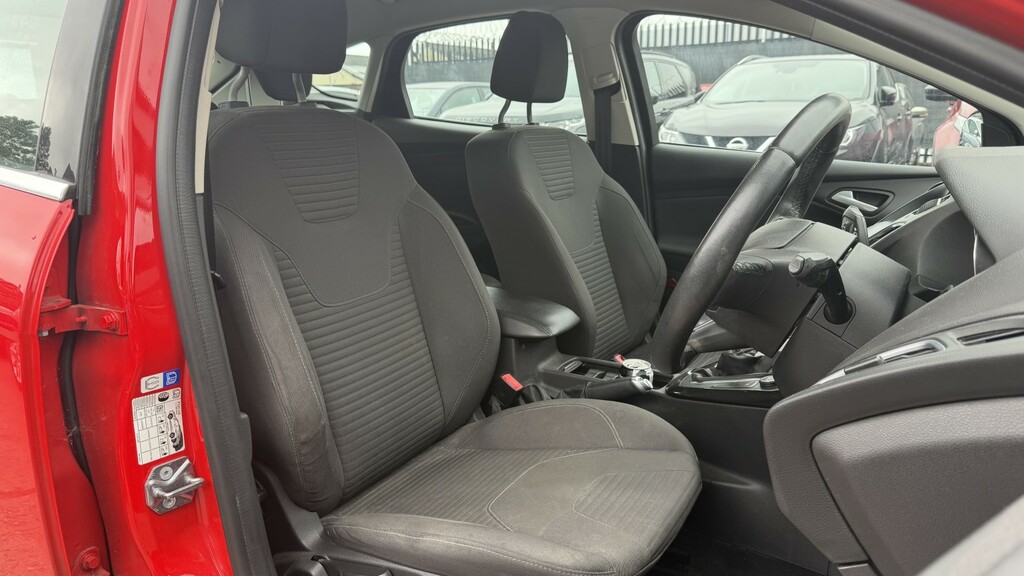 Ford Focus Hatchback 1.0 T Ecoboost Titanium 201565 Red #2