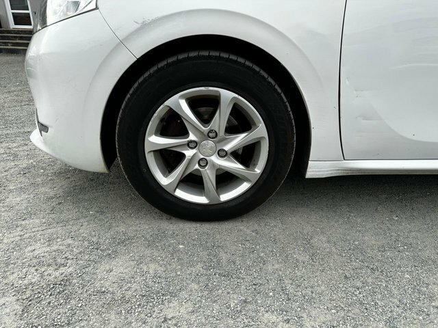 Peugeot 208 White #41